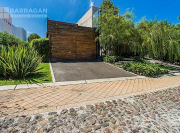 Casa · 800m² · 4 Recámaras · 2 Estacionamientos · Casa en Renta en El Campanario, Una Residencia Verdaderamente Única
