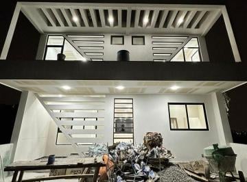 Casa · 590m² · 3 Recámaras · 3 Estacionamientos · Hermosa Casa en Bellavista