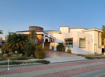 Casa de 3 habitaciones, Celaya · Casa en Renta/venta en Riberas de 1 Planta en Doble Terreno, con Terraza y Jardín