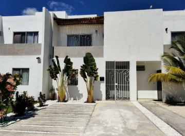 Casa de 4 habitaciones, Puerto Morelos · Casa en Renta en Puerto Morelos Muy Amplia con Patio
