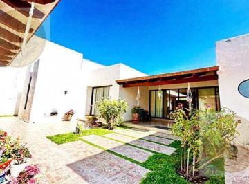Casa · 720m² · 3 Recámaras · 2 Estacionamientos · Lujo y Buen Gusto Integrado