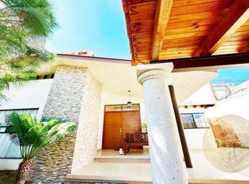 Casa · 720m² · 3 Recámaras · 2 Estacionamientos · Lujo y Buen Gusto Integrado