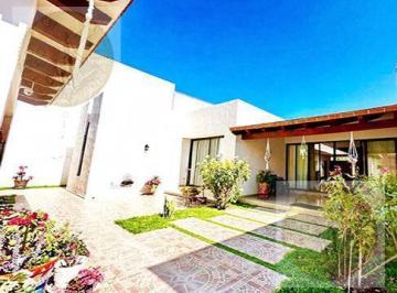 Casa · 720m² · 3 Recámaras · 2 Estacionamientos · Lujo y Buen Gusto Integrado