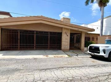 Casa de 3 habitaciones, Victoria · Casa en Venta con Alberca - Residencial Las Palmas