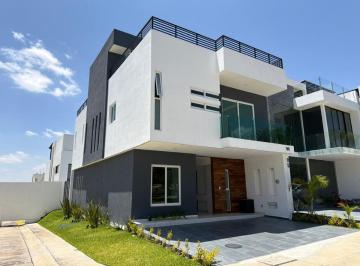 Casa en condominio de 5 habitaciones, Zapopan · Casa en Esquina con 5 Recámaras y Jardín en Valle Imperial | $32,000