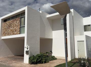 Casa en condominio de 3 habitaciones, Mérida · Casa de 2 Plantas en Renta en Privada en Montebello y con Paneles Solares