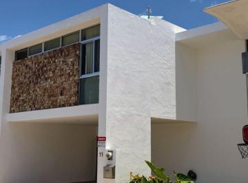 Casa en condominio de 3 habitaciones, Mérida · Casa de 2 Plantas en Renta en Privada en Montebello y con Paneles Solares