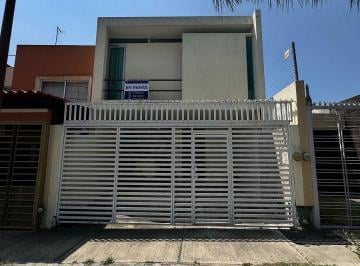 Casa de 4 habitaciones, Zapopan · Casa en Renta | Espacios Amplios y Gran Jardín | Valdepeñas