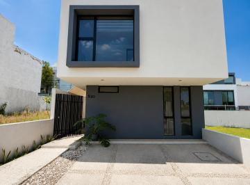 Casa de 3 habitaciones, Zapopan · Casa en Venta en Bosques Vallarta con Terraza y Jardín