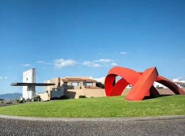 b037a58c599c702dee8058d9dd5dfc5c6ec9abb492ae716a9cbb9ee7b364dff8 · Moderna Residencia | Sobria Elegancia y Jardín | Rancho San Juan, Zona Esmeralda