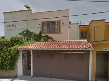 Casa de 5 habitaciones, Cuernavaca · Venta En, C. Santa Clara Col. Poblado Acapatzingo Mun. Cuernavaca C. P. 62440 Morelos