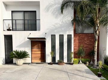 Casa · 250m² · 3 Recámaras · 2 Estacionamientos · Casa en Lomas de Juriquilla