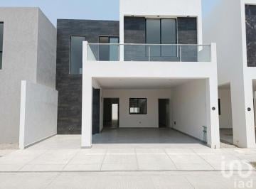 Casa · 254m² · 4 Recámaras · 2 Estacionamientos · Casa en Cerrada con Amenidades en Zona Viñedos en Torreón