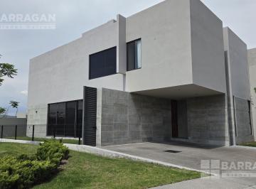 Casa · 370m² · 3 Recámaras · 2 Estacionamientos · Casa en Venta en Lomas del Campanario Norte