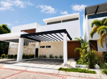 Casa · 180m² · 3 Recámaras · 2 Estacionamientos · Casa en Venta en Residencial Aqua - Av Huayacán - Cancún