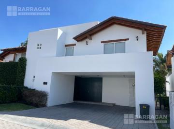 Casa · 330m² · 3 Recámaras · 2 Estacionamientos · Casa en Renta en Lomas del Campanario III