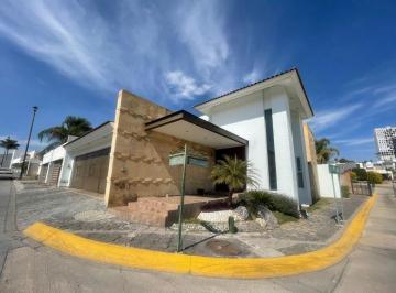 Casa de 4 habitaciones, León · Casa en Venta en Jardines del Campestre en Esquina con 4 Recamaras, Una Recamara en Planta Baja