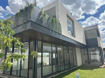 1 · Casa en Condominio en Venta en El Molino, León con Jardín y Seguridad