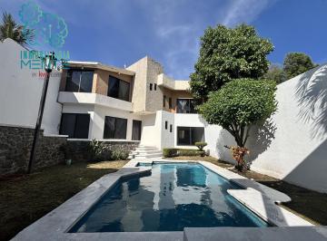 Casa · 358m² · 5 Recámaras · 2 Estacionamientos · Venta Casa Lomas de Atzingo, Cuernavaca Morelos.