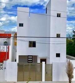 Casa · 180m² · 2 Recámaras · 2 Estacionamientos · Casa en Progreso, con Vista Al Mar y Cerca de Malecon