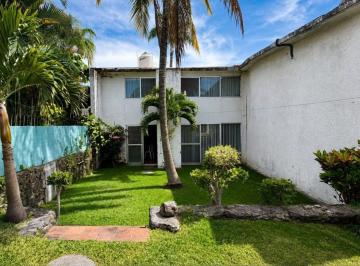 Casa de 3 habitaciones, Cuernavaca · Casa en Venta Para Remodelar en Cond. con Alberca en Jardines de Cuernavaca