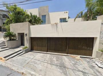 Casa de 4 habitaciones, San Pedro Garza García · Execelente Oportunidad de Una Casa con Alberca en Lomas de Agua Caliente