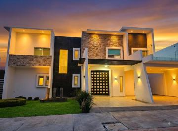 Casa · 600m² · 4 Recámaras · 3 Estacionamientos · Casa en Venta en Saltillo Norte Versalles