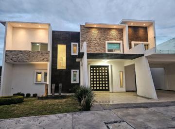 Casa · 420m² · 4 Recámaras · 3 Estacionamientos · Casa en Venta en Saltillo Norte Versalles