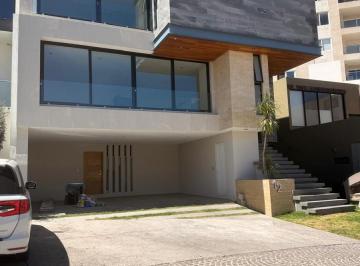 Casa · 325m² · 3 Recámaras · 3 Estacionamientos · Casa en Venta en Sierra Azul con Alberca Techada y Amplio Jardín