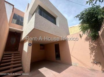 Casa de 3 habitaciones, Querétaro · Casa a 6 Min del Centro Histórico de Qro, Amplia, Sobre Calle, No Condominio.
