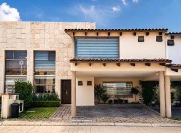 Casa · 300m² · 3 Recámaras · 3 Estacionamientos · Casa en Venta en Valle de Las Fuentes Calimaya