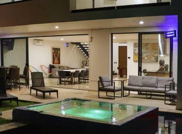 Casa de 4 habitaciones, Emiliano Zapata · Casa de 450 m² con 4 Recámaras en Venta en Paraíso Country Club