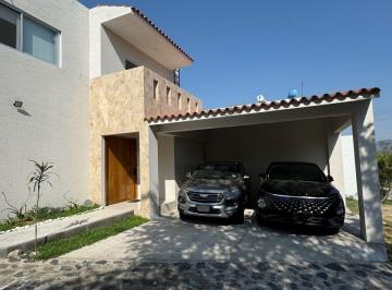 Casa en condominio · 360m² · 4 Recámaras · 2 Estacionamientos · Casa en Venta en Condominio con Preciosas Áreas Comunes. Al Sur de Cuernavaca