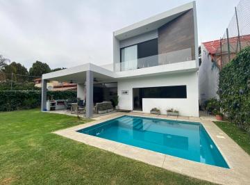 Casa · 800m² · 3 Recámaras · 4 Estacionamientos · Casa Minimalista en Venta en Rancho Cortes, Cuernavaca