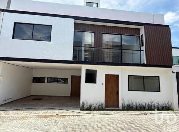 Casa · 225m² · 3 Recámaras · 2 Estacionamientos · Casa en Venta con 225 m² de Construcción, Atrás de Plaza San Diego, Fraccionamiento Magenta