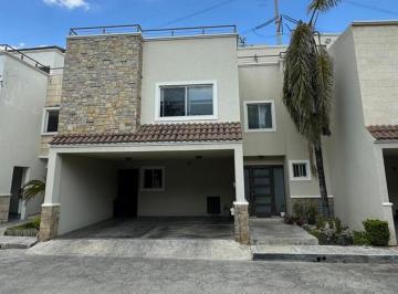 1 · Casa en Venta en Las Amapas Zona Los Callejones, en Privada Frente a Parque, Vistas Espectaculares