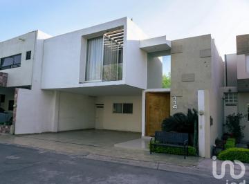 Casa · 296m² · 3 Recámaras · 2 Estacionamientos · Exclusiva Propiedad en Cerrada en La Ciudad de Gomez Palacio Dgo.