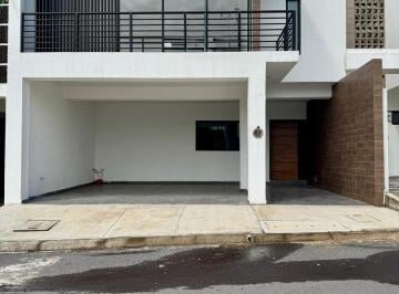 Casa · 225m² · 4 Recámaras · 1 Estacionamiento · Casa en Fraccionamiento Lomas de La Rioja