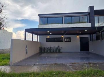 Casa de 4 habitaciones, León · Buscas Una Hermosa Casa Nueva de 4 Recámaras en Punta del Este? Esta Casa Es La Ideal Para Ti.