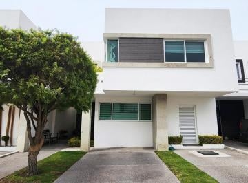 Casa · 200m² · 3 Recámaras · 2 Estacionamientos · Casa en Venta en Cañadas de Lago a Pocos Minutos del Costco Nuevo