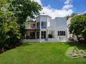 Casa · 222m² · 4 Recámaras · 2 Estacionamientos · Casa en Venta en Playacar