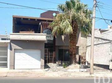 Casa · 254m² · 3 Recámaras · 2 Estacionamientos · Casa en Renta en Zona Residencial en Calle Portales en Rincones de San Marcos