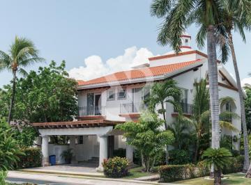 Casa · 300m² · 3 Recámaras · 4 Estacionamientos · Venta Renta Casa Isla Dorada Zona Hotelera Cancun