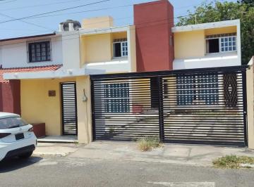 1 · Casa en Venta en Veracruz con Amplio Jardín y Cocina Integral