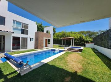 Casa de 4 habitaciones, Ixtapan de la Sal · Casa Crisantemo II Residencia con Alberca, Jacuzzi, Palapa y Jardín en Fracc Rancho San Diego.