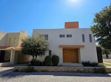 1 · Casa en Venta en Puerta Real, Corregidora, Amplios Espacios