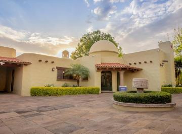 1 · Casa de un Piso con Sala de Cine, Frente Al Campo de Golf de Juriquilla