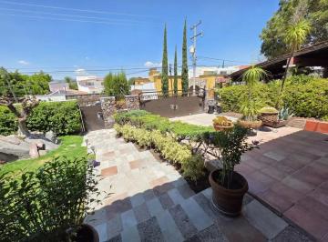 1 · Casa en Venta en Juriquilla de un Piso, Villas del Meson, Estilo Mexicano