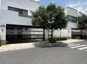 Casa · 509m² · 4 Recámaras · 2 Estacionamientos · Casa en Renta en Vivenza