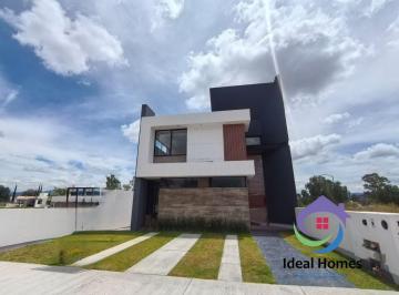 Casa · 250m² · 3 Recámaras · 2 Estacionamientos · Casa en Venta en Tequisquiapan en Fraccionamiento con Alberca.
